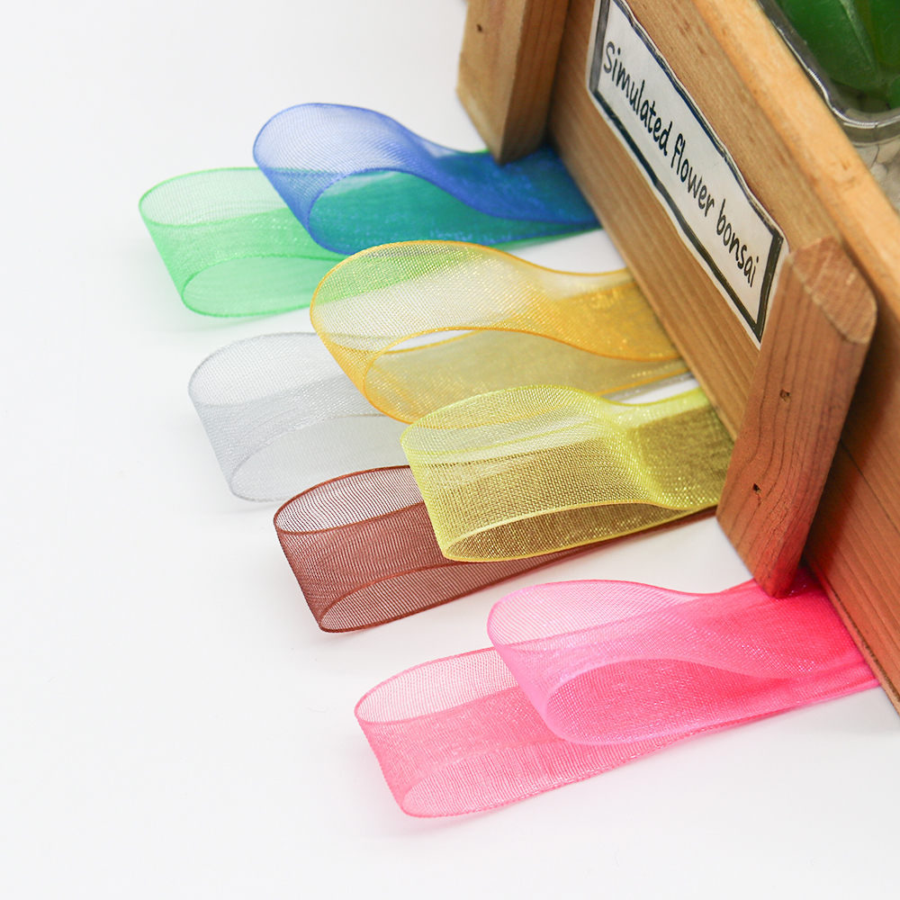 What is the difference between organza and tissue fabric?